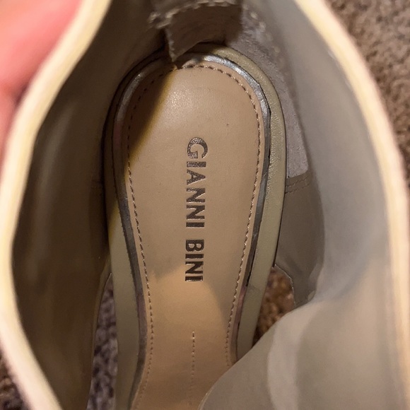 Beige heels, zipper in back - Picture 2 of 4